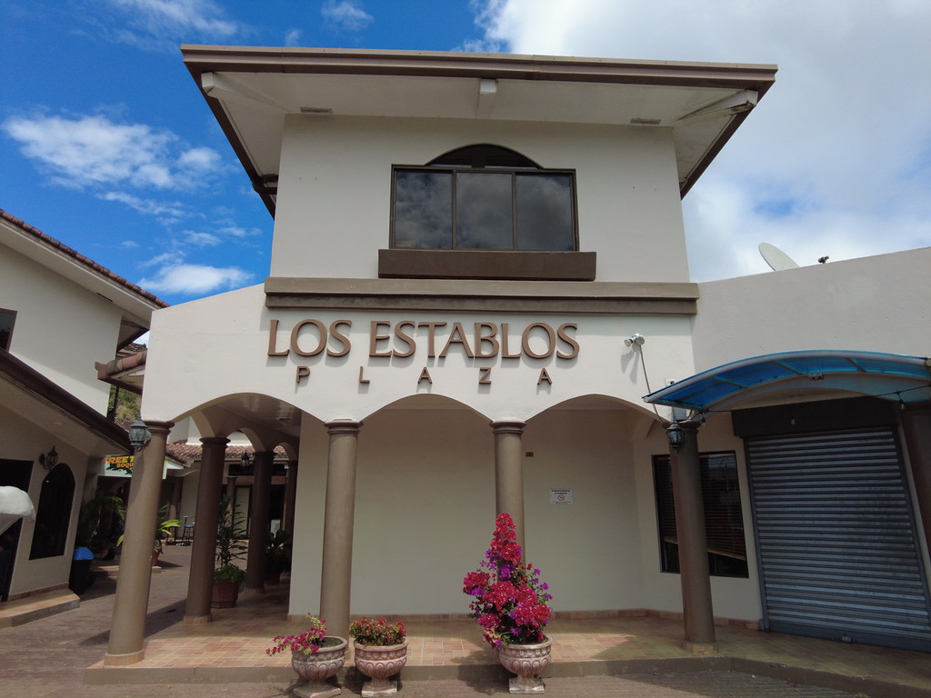 Los Establos plaza